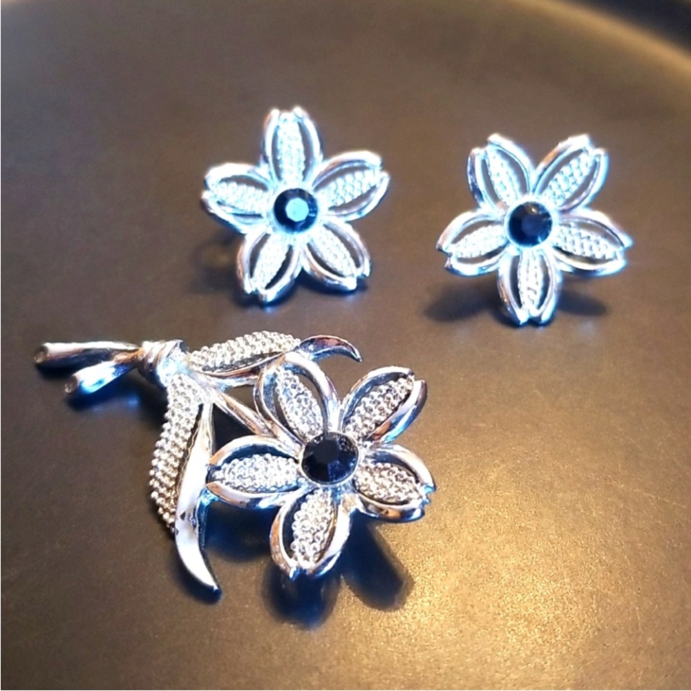Sarah Coventry Elegant Silver Floral Jewelry Set earrings and brooch